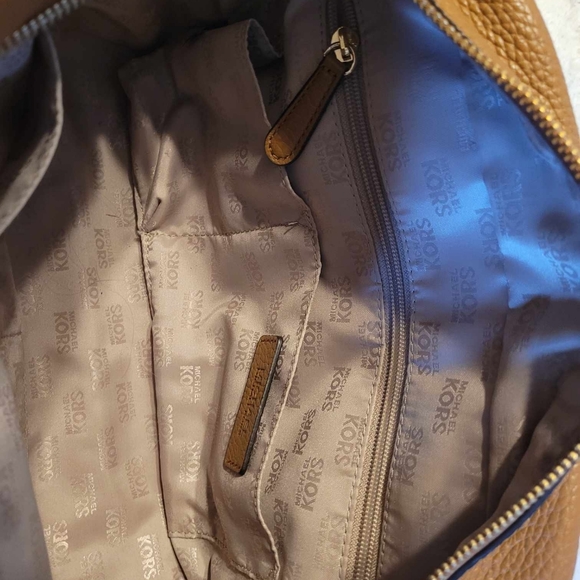 $125EMT Michael Kors vanilla Bedford Medium Tassel Leather Duffel EUC - Picture 12 of 15